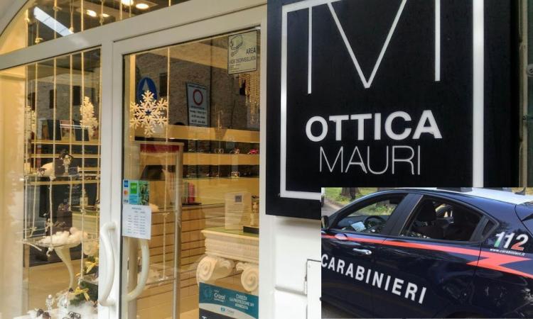 Porto Recanati, furto all'Ottica Mauri: ladri sfondano con l'auto la vetrina e fanno razzia di occhiali