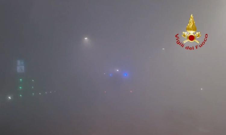 Galleria invasa dal fumo, la strada resta chiusa: intervengono i vigili del fuoco Galleria invasa dal fumo, la strada resta chiusa: intervengono i vigili del fuoco