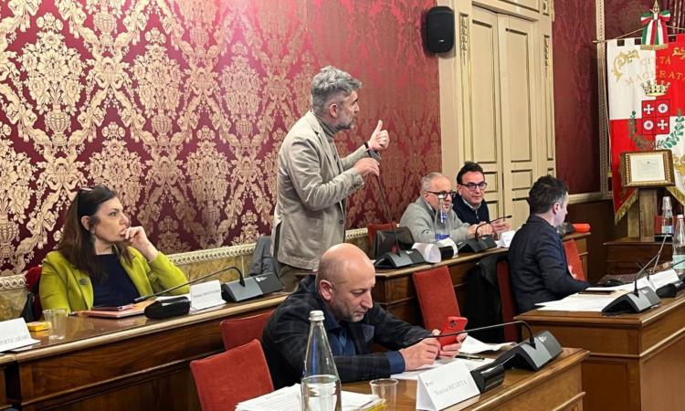Macerata, tema piscine al centro del Consiglio. Miliozzi: "Cantiere fermo". La replica: "A luglio fine dei lavori"