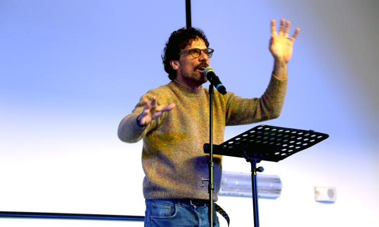 Macerata, Francesco Montanari interpreta il “Cristo di periferia” sul palco dell'IIS Matteo Ricci: tra miracoli e umanità (VIDEO e FOTO) Macerata, Francesco Montanari interpreta il “Cristo di periferia” sul palco dell'IIS Matteo Ricci: tra miracoli e umanità (VIDEO e FOTO)