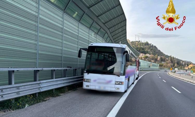 Si sprigiona fumo da un pullman con 30 ragazzi a bordo: paura lungo l'A14 Si sprigiona fumo da un pullman con 30 ragazzi a bordo: paura lungo l'A14