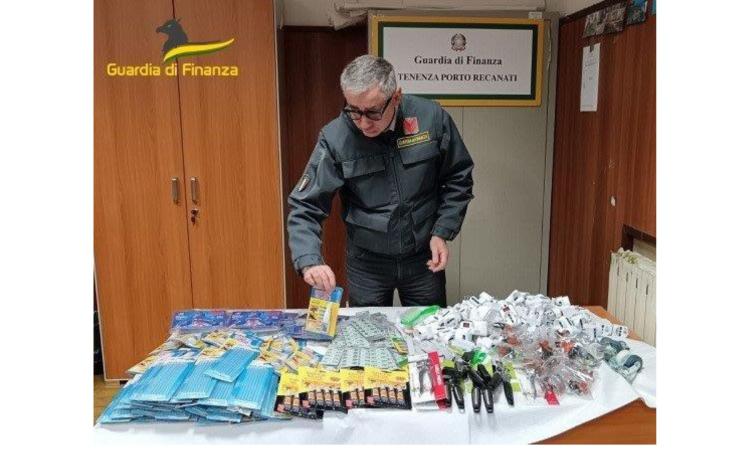 Porto Recanati, nella bancarella trovati oltre 1300 articoli non sicuri: guai per un ambulante del mercato