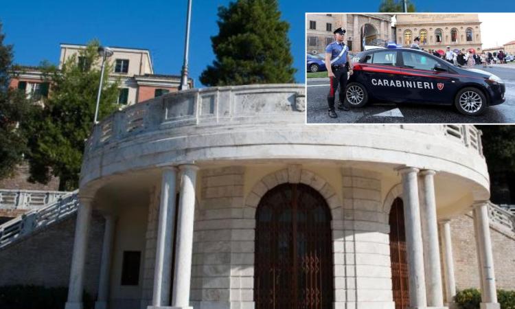 Macerata, insulti ai clienti e al gestore del bar: arrivano i carabinieri e li spintona. Arrestato