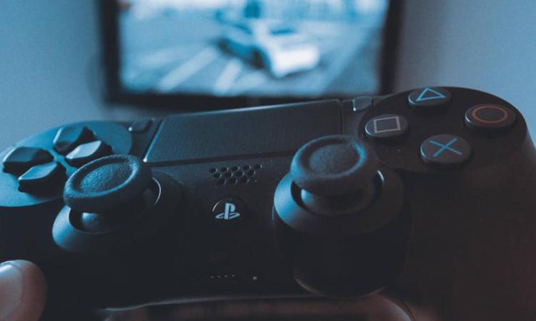 Compra una Play Station 4 a 100 euro, ma è una truffa: denunciato l'autore Compra una Play Station 4 a 100 euro, ma è una truffa: denunciato l'autore