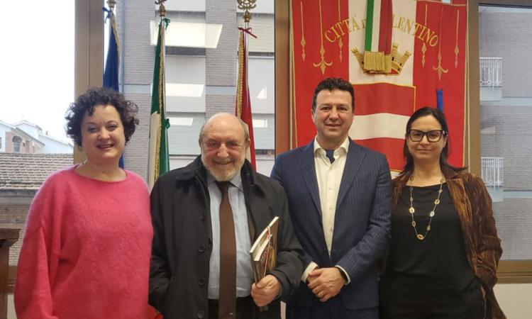 Tolentino, il filosofo Umberto Galimberti ricevuto in Comune dopo il sold-out al teatro Vaccaj Tolentino, il filosofo Umberto Galimberti ricevuto in Comune dopo il sold-out al teatro Vaccaj