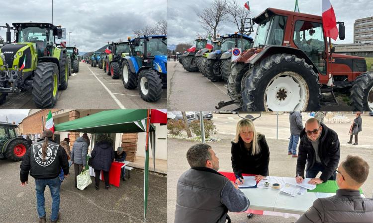 San Severino, la protesta dei trattori invade il piazzale del Commercio: avviata una raccolta firme (FOTO) San Severino, la protesta dei trattori invade il piazzale del Commercio: avviata una raccolta firme (FOTO)