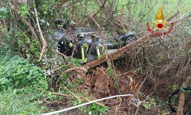 Auto esce di strada e vola nella scarpata: paura per tre 20enni Auto esce di strada e vola nella scarpata: paura per tre 20enni