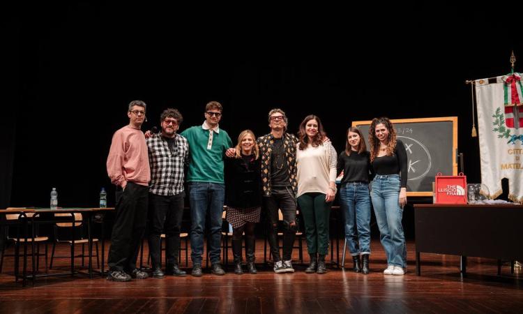 Matelica, a teatro per parlare di educazione sessuale: tanti giovani all'evento