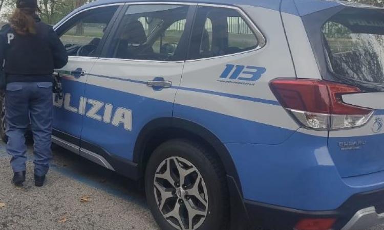 Potenza Picena, inseguono un uomo in un bar lo aggrediscono e distruggono il locale: tre fogli di via Potenza Picena, inseguono un uomo in un bar lo aggrediscono e distruggono il locale: tre fogli di via