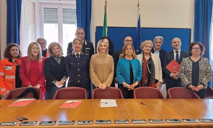 Macerata, alberghi a disposizione delle donne vittime di violenza: siglato il protocollo d'intesa