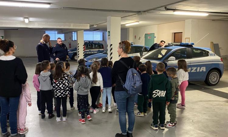 Civitanova, gli alunni della scuola dell'infanzia "Lo Scoiattolo" in visita al commissariato