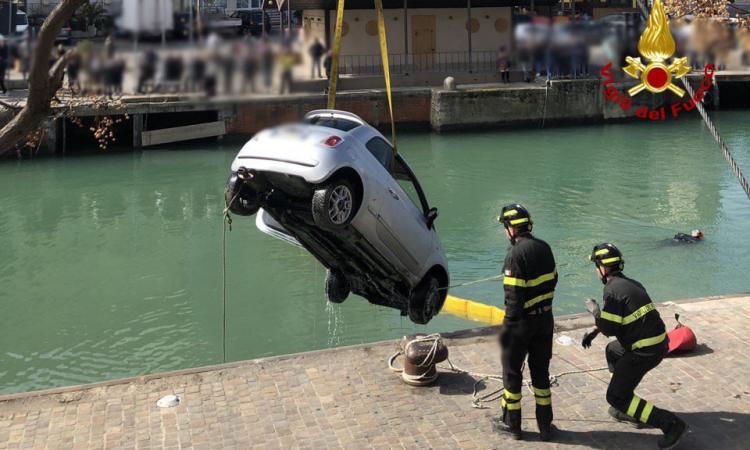 Un "tuffo" non previsto al porto: auto si sfrena e finisce nel canale (FOTO) Un "tuffo" non previsto al porto: auto si sfrena e finisce nel canale (FOTO)
