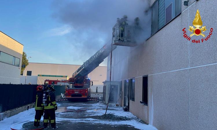 Incendio in una fabbrica di fisarmoniche: fiamme coinvolgono i due piani dello stabilimento