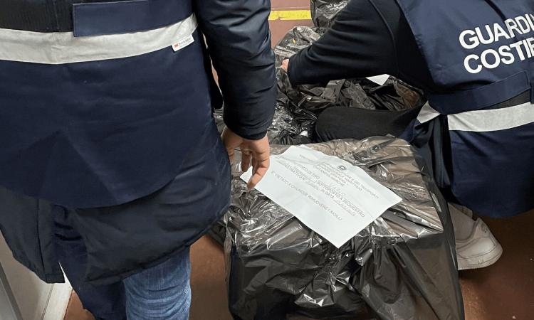 Civitanova, blitz nei negozi etnici: 200 kg di pesce di provenienza sconosciuta. Scatta il sequestro Civitanova, blitz nei negozi etnici: 200 kg di pesce di provenienza sconosciuta. Scatta il sequestro