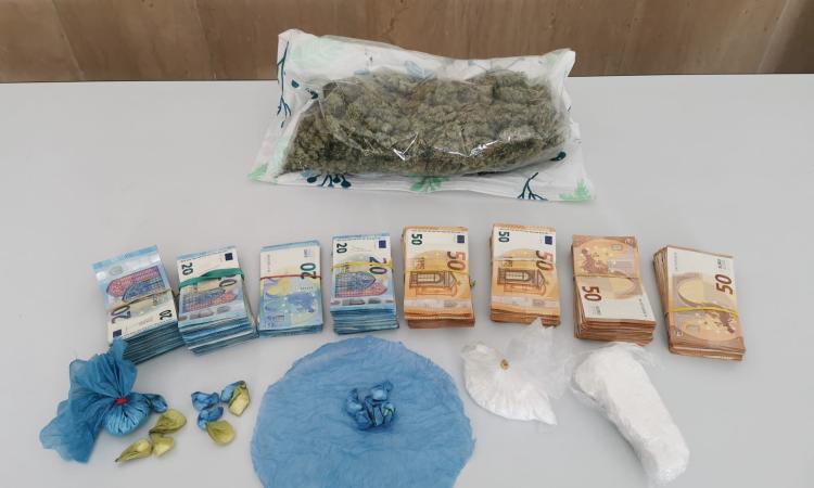 Macerata, in casa cocaina e marijuana pronte per lo spaccio: arrestato 27enne pusher