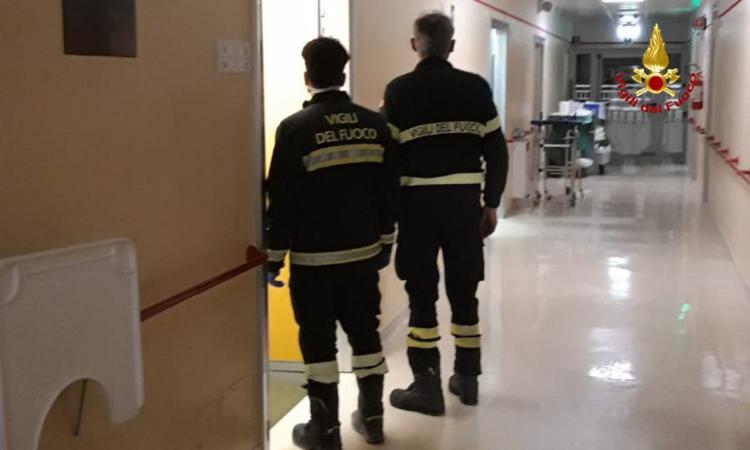Avaria all'impianto elettrico dell'ospedale: evacuati i pazienti Avaria all'impianto elettrico dell'ospedale: evacuati i pazienti