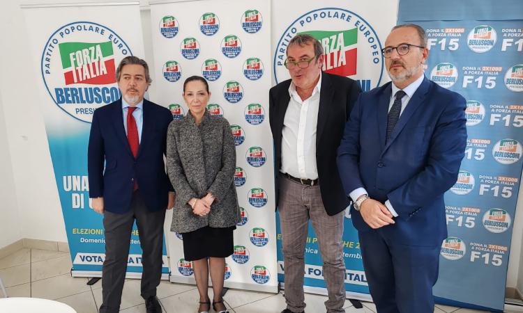 Forza Italia fa "spesa" nella Lega: ufficializzato l'ingresso di Luca Davide ed Emanuela Addario Forza Italia fa "spesa" nella Lega: ufficializzato l'ingresso di Luca Davide ed Emanuela Addario
