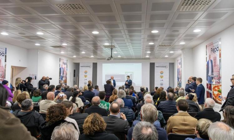 Recanati, Emanuele Pepa sindaco: bagno di folla per la presentazione della candidatura