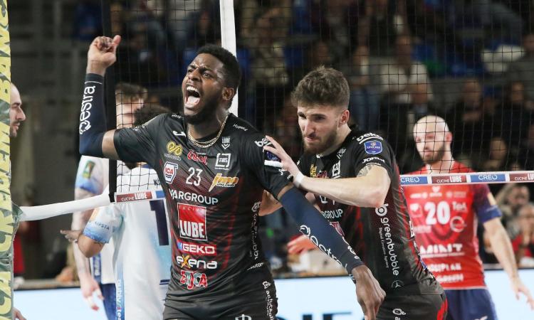 Volley, la Lube non molla: Monza battuta al tie break e serie riaperta Volley, la Lube non molla: Monza battuta al tie break e serie riaperta