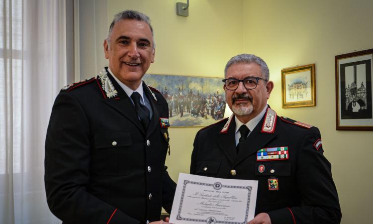 Macerata, "dieci lustri di carriera": consegnata medaglia mauriziana al luogotenente Donato Carrieri Macerata, "dieci lustri di carriera": consegnata medaglia mauriziana al luogotenente Donato Carrieri