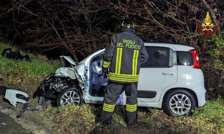 Scontro tra due auto, una finisce in un fossato profondo 3 metri