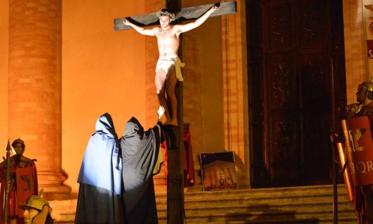 Macerata, Via Crucis e processione del Venerdì Santo: ecco percorso e orari Macerata, Via Crucis e processione del Venerdì Santo: ecco percorso e orari