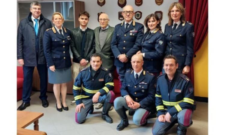 Macerata, a 85 anni diventa virale con un reel: la polizia stradale omaggia l'ispettore Giulio Marini