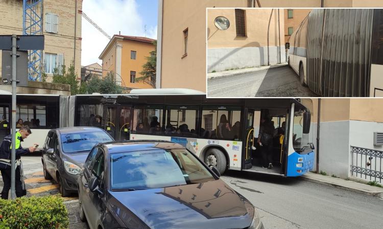 Macerata, auto impedisce manovra al bus: traffico paralizzato e code (FOTO) Macerata, auto impedisce manovra al bus: traffico paralizzato e code (FOTO)