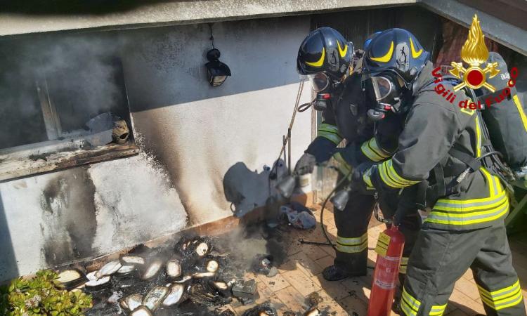 Porto Recanati, materiale cartaceo a fuoco sul terrazzo: allarme in un appartamento