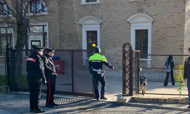 Civitanova, nel borsello hanno 35mila euro di droga: denunciati tre giovani, due sono minorenni Civitanova, nel borsello hanno 35mila euro di droga: denunciati tre giovani, due sono minorenni
