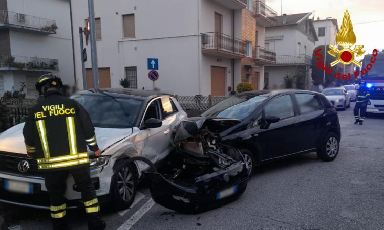Scontro tra due auto: un ferito estratto dall'abitacolo e trasportato all'ospedale Scontro tra due auto: un ferito estratto dall'abitacolo e trasportato all'ospedale