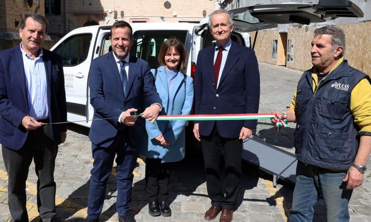 Inaugurato il nuovo Taxi sociale: "Per una Pollenza più solidale" Inaugurato il nuovo Taxi sociale: "Per una Pollenza più solidale"