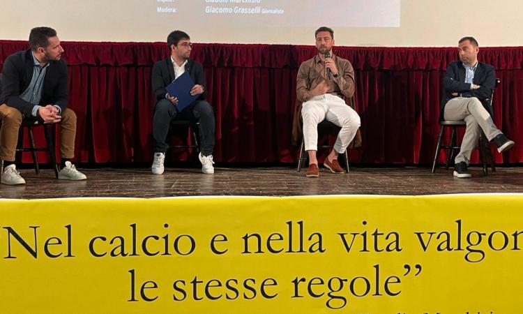 Claudio Marchisio a Cingoli: "il Principino" incontra i ragazzi delle scuole al teatro Farnese (VIDEO e FOTO) Claudio Marchisio a Cingoli: "il Principino" incontra i ragazzi delle scuole al teatro Farnese (VIDEO e FOTO)