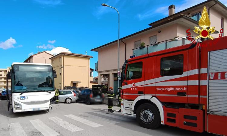 Jesi, scontro tra due auto e un bus: un ferito in ospedale Jesi, scontro tra due auto e un bus: un ferito in ospedale