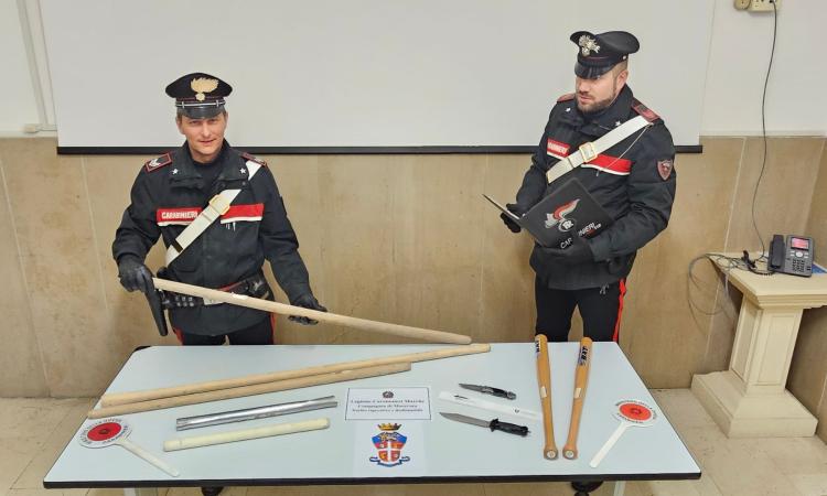 Macerata, maxi rissa in via Roma: individuati 7 giovani operai coinvolti, nelle auto mazze e coltelli