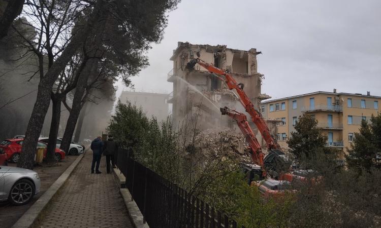 Macerata, palazzo abbattuto in viale Carradori: sorgerà una nuova palazzina (VIDEO) Macerata, palazzo abbattuto in viale Carradori: sorgerà una nuova palazzina (VIDEO)