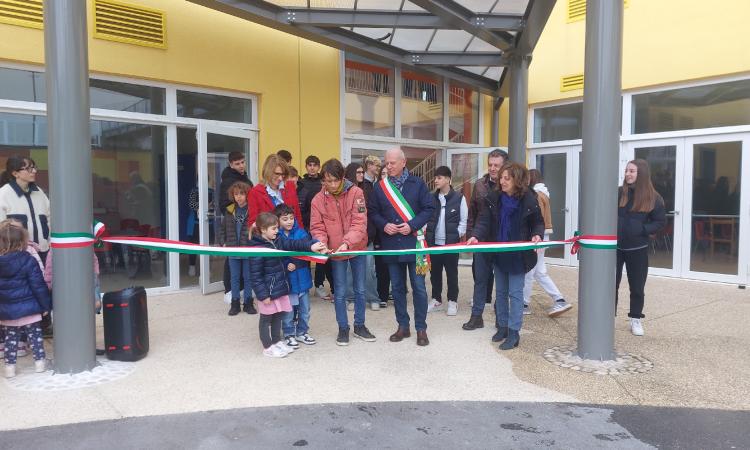 Caldarola, alla scuola "De Magistris" taglio del nastro per la nuova area giochi Caldarola, alla scuola "De Magistris" taglio del nastro per la nuova area giochi