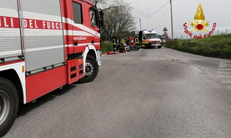 Scontro tra furgone e scooter: 50enne rimane con la gamba incastrata sotto il mezzo: interviene l'elisoccorso