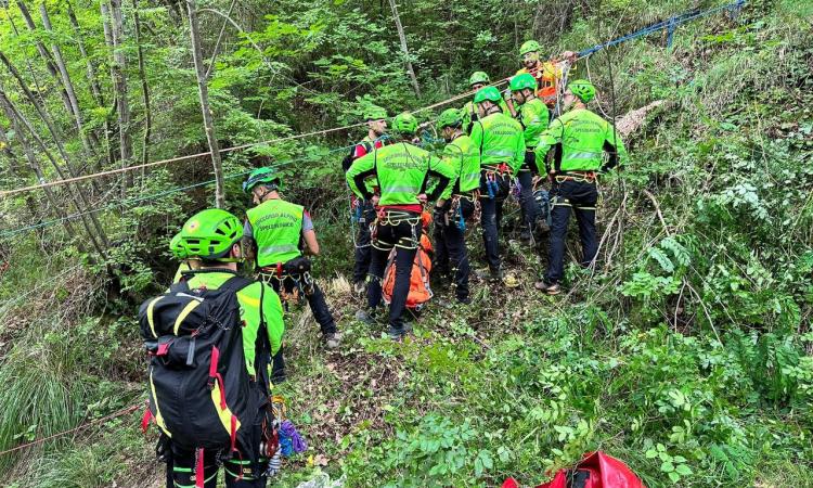 Rovinosa caduta lungo il sentiero: biker trasportato a Torrette in eliambulanza