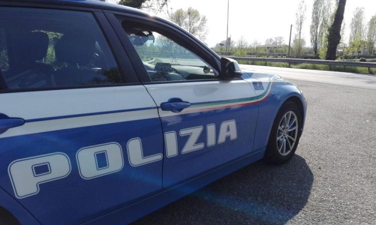 Espulso dall'Italia rimane coinvolto in un incidente lungo la S.S. 77 con auto "clone": denunciato 32enne Espulso dall'Italia rimane coinvolto in un incidente lungo la S.S. 77 con auto "clone": denunciato 32enne