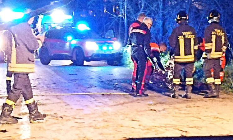 Auto finisce fuori strada, muore un giovane di Mogliano (FOTO)
