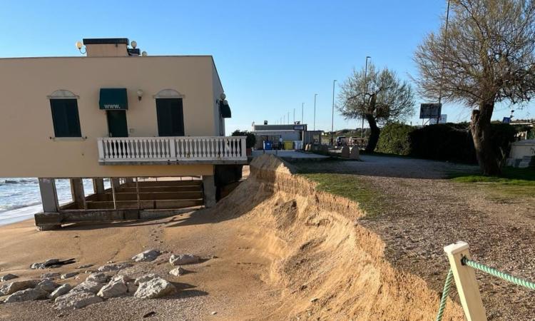 Porto Recanati, le mareggiate mettono in ginocchio la costa: "Chiesto lo stato d'emergenza" Porto Recanati, le mareggiate mettono in ginocchio la costa: "Chiesto lo stato d'emergenza"