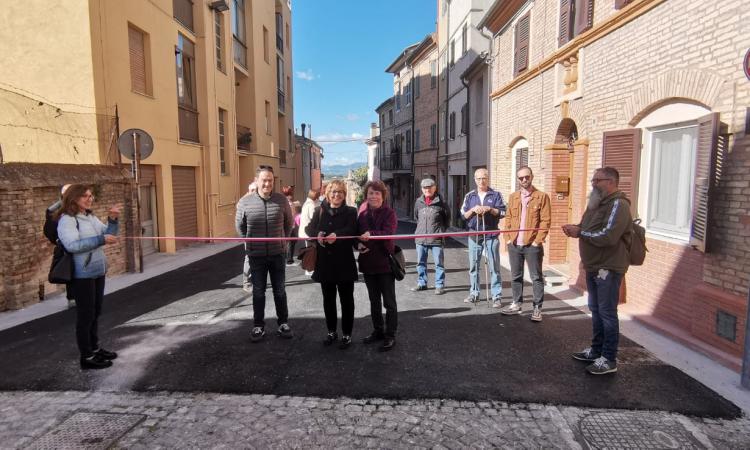 Duplice taglio del nastro a Montefano, nuova illuminazione e manto stradale sistemato
