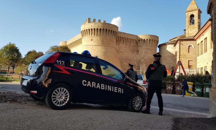 Si mette alla guida ubriaco fradicio e resta coinvolto in un incidente: denunciato