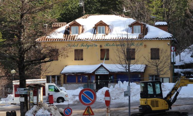 Ussita, il nuovo Hotel Felycita è realtà: inizia la demolizione di uno dei simboli del sisma