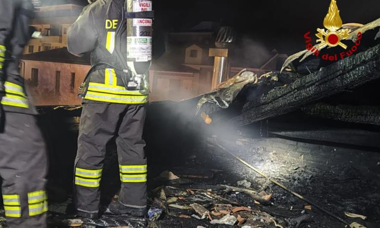 Scoppia incendio in un'abitazione: evacuate due famiglie Scoppia incendio in un'abitazione: evacuate due famiglie