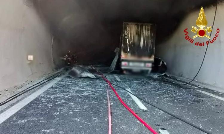 Tremendo incidente in A14, camion va fuoco in galleria: un morto e diversi feriti (FOTO e VIDEO)