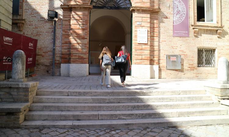 L’Università di Macerata festeggia il Dipartimento rinnovato: festa in piazza Strambi L’Università di Macerata festeggia il Dipartimento rinnovato: festa in piazza Strambi