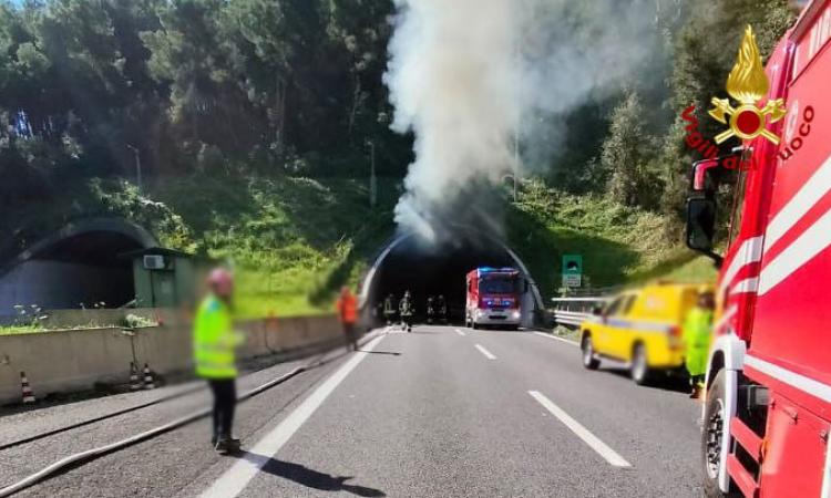 Incidente in A14, al via i lavori di ripristino nella galleria Vinci: ecco quando potrà riaprire