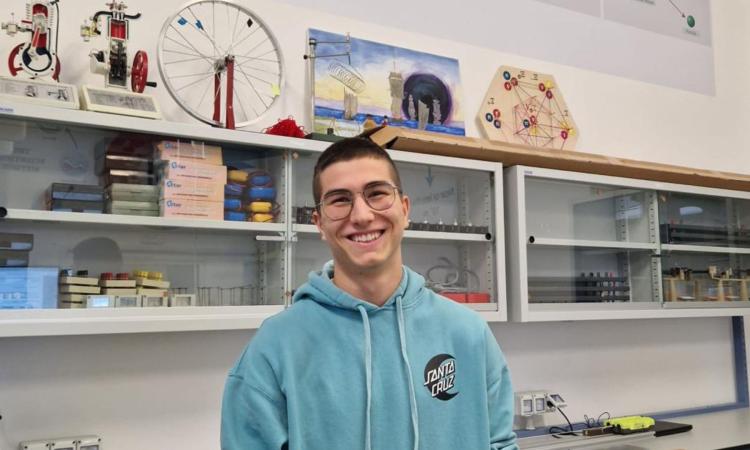 Il marchigiano Lorenzo Stefanini è fra i cento scienziati in erba ai campionati della fisica Il marchigiano Lorenzo Stefanini è fra i cento scienziati in erba ai campionati della fisica